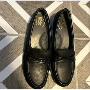 New Sas Tripad black loafers size 6M